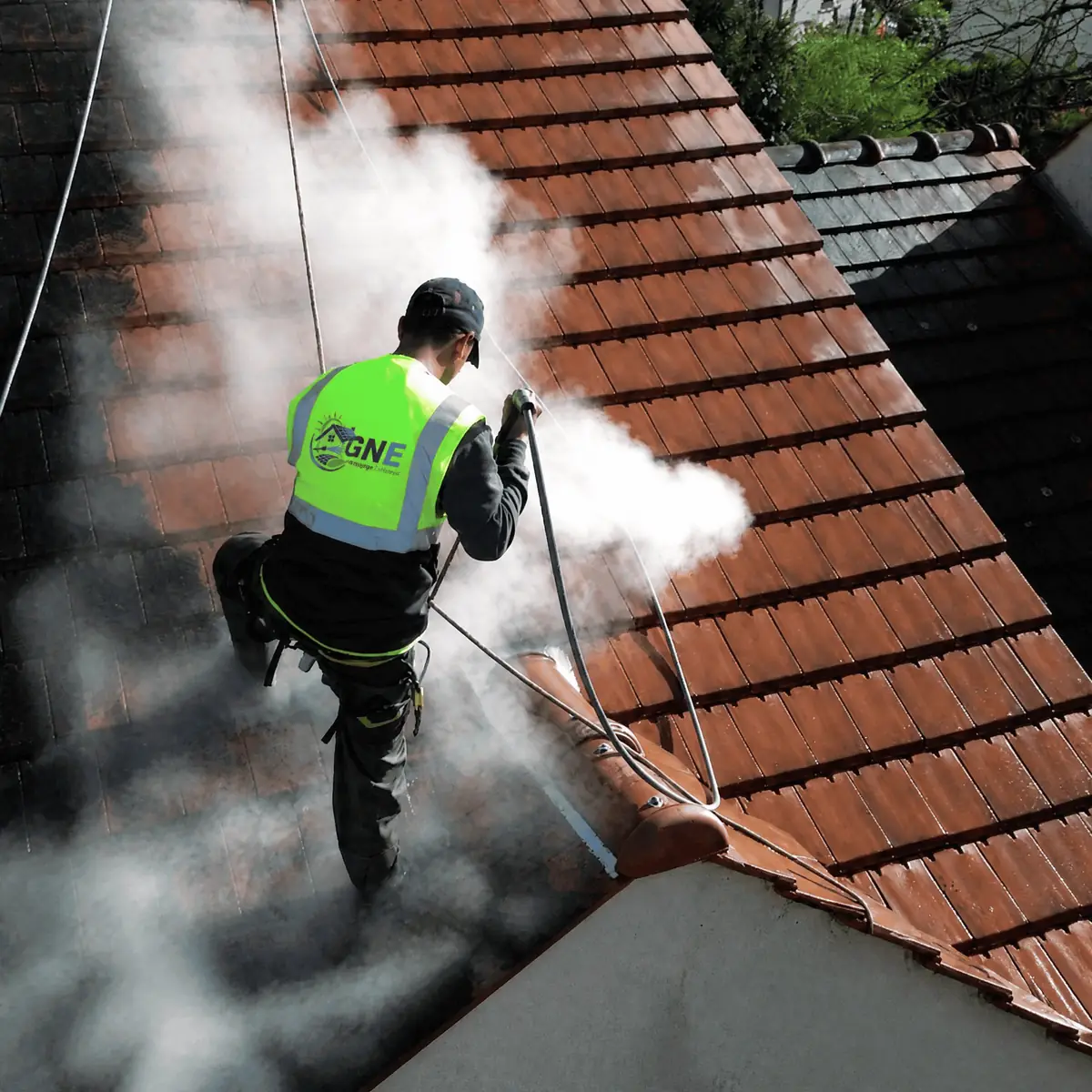 Toiture en tuiles traitée par un technicien GNE